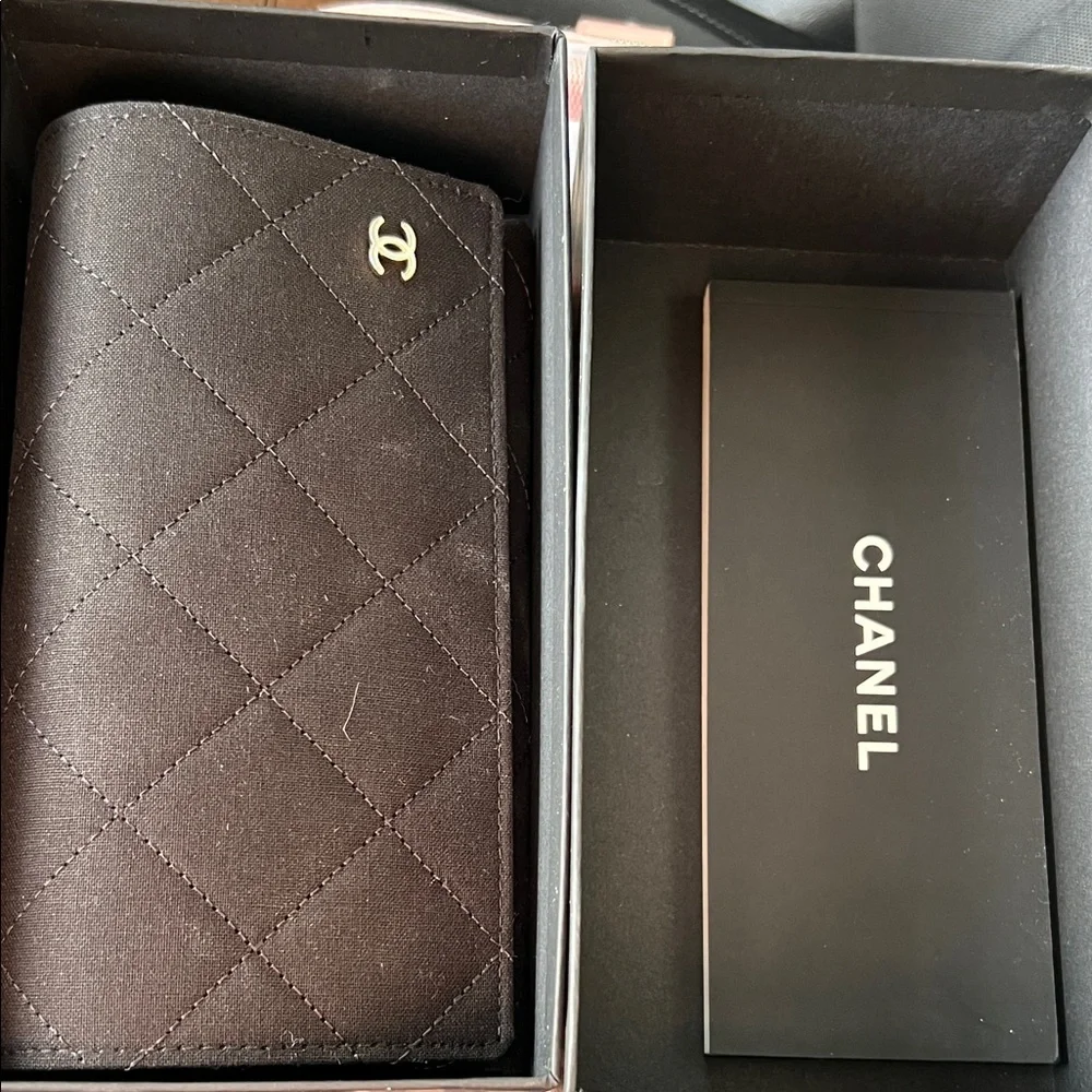 CHANEL Black Oversized Sunglasses - Picture 6 of 6
